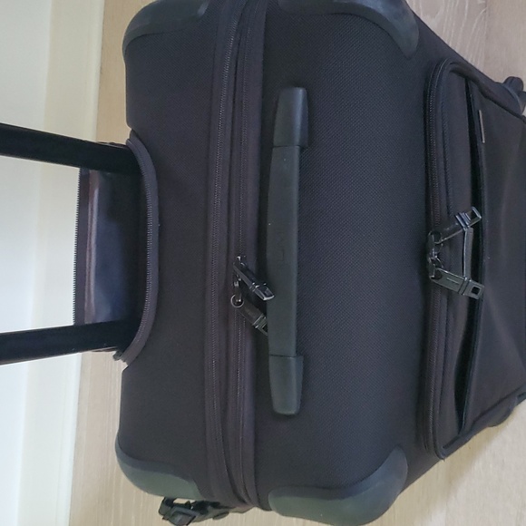 Tumi Continental Expandable 4-Wheel Carry-On Spinner Cabin Luggage - Picture 2 of 13